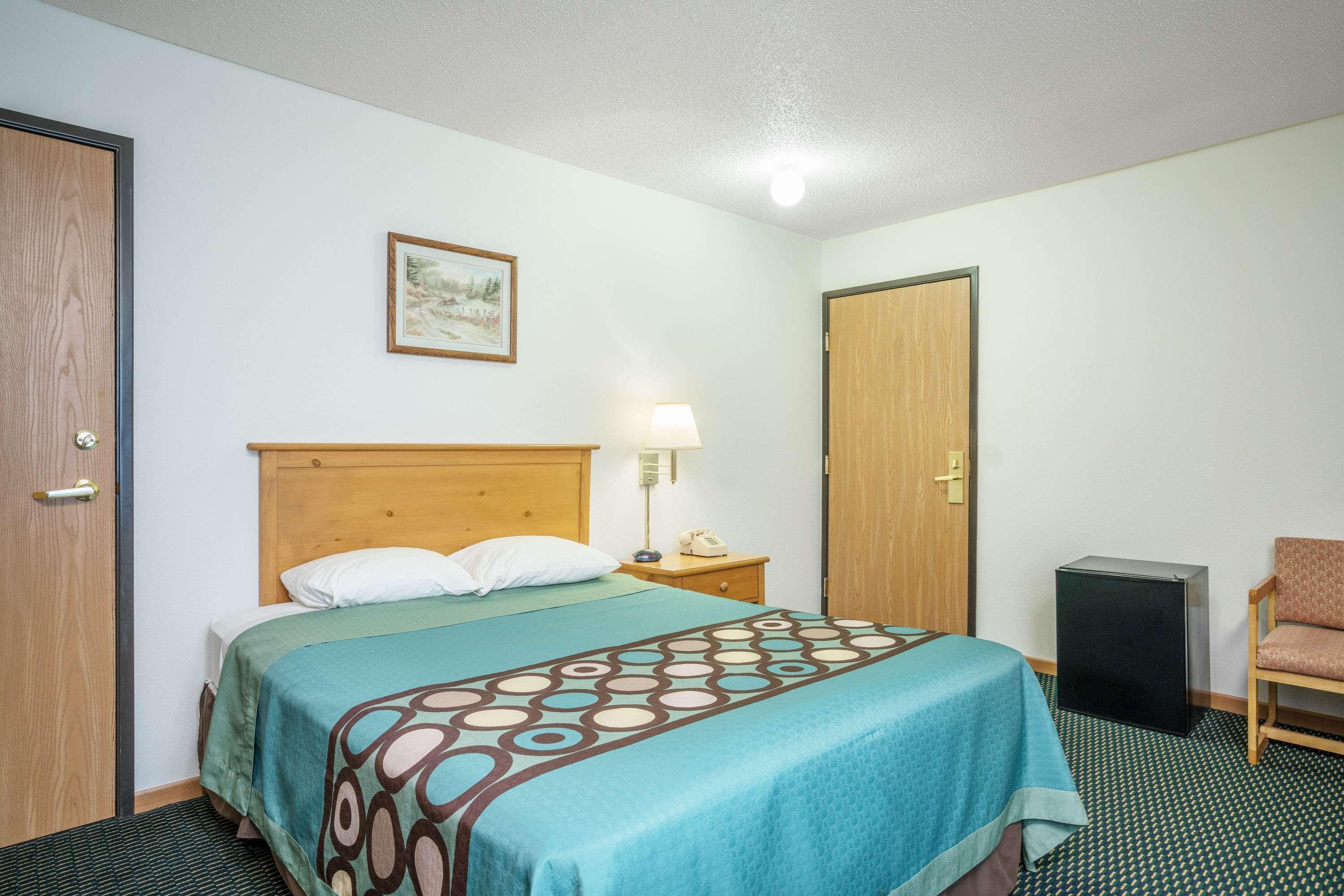 Super 8 By Wyndham Phillips Hotel Bagian luar foto