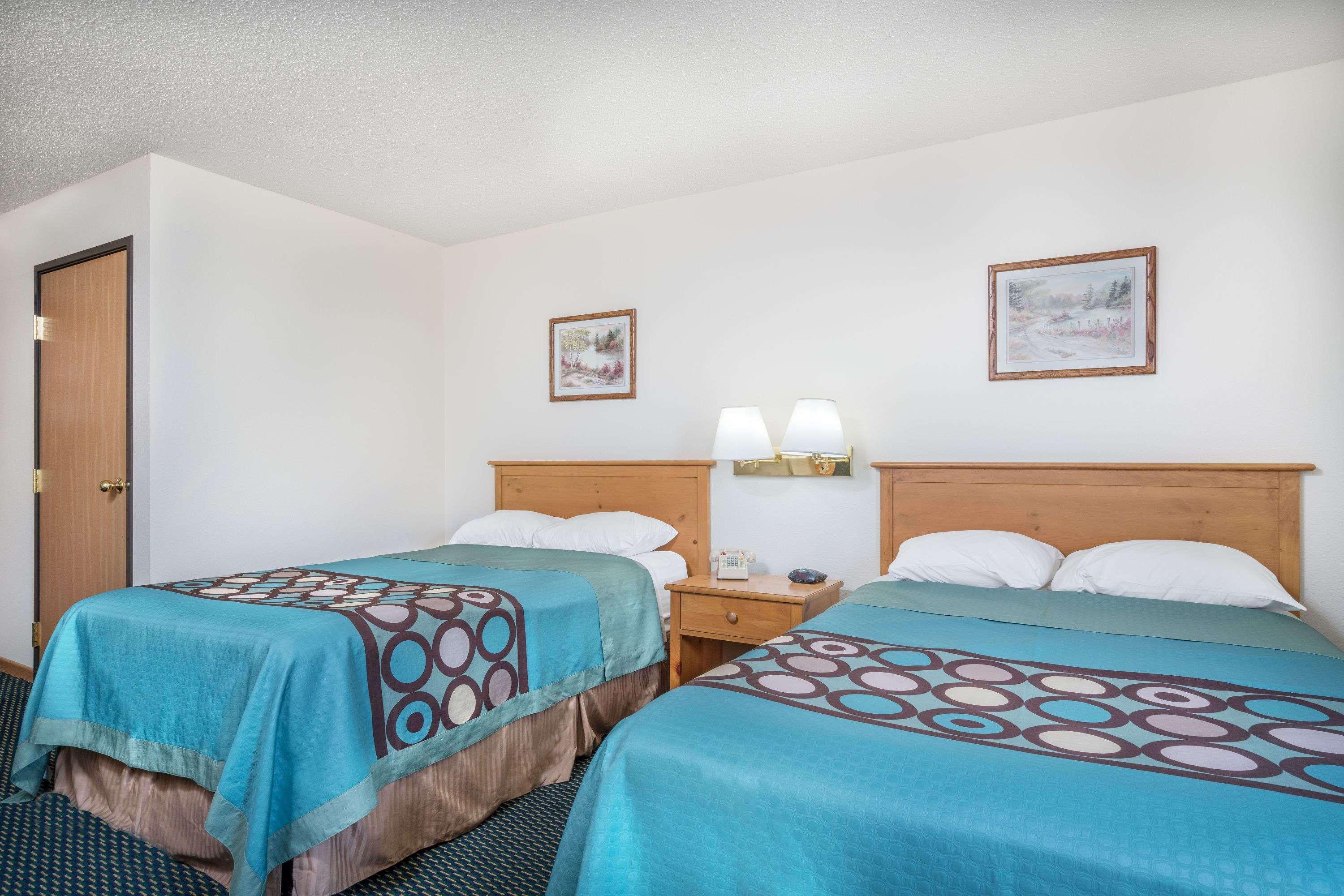 Super 8 By Wyndham Phillips Hotel Bagian luar foto