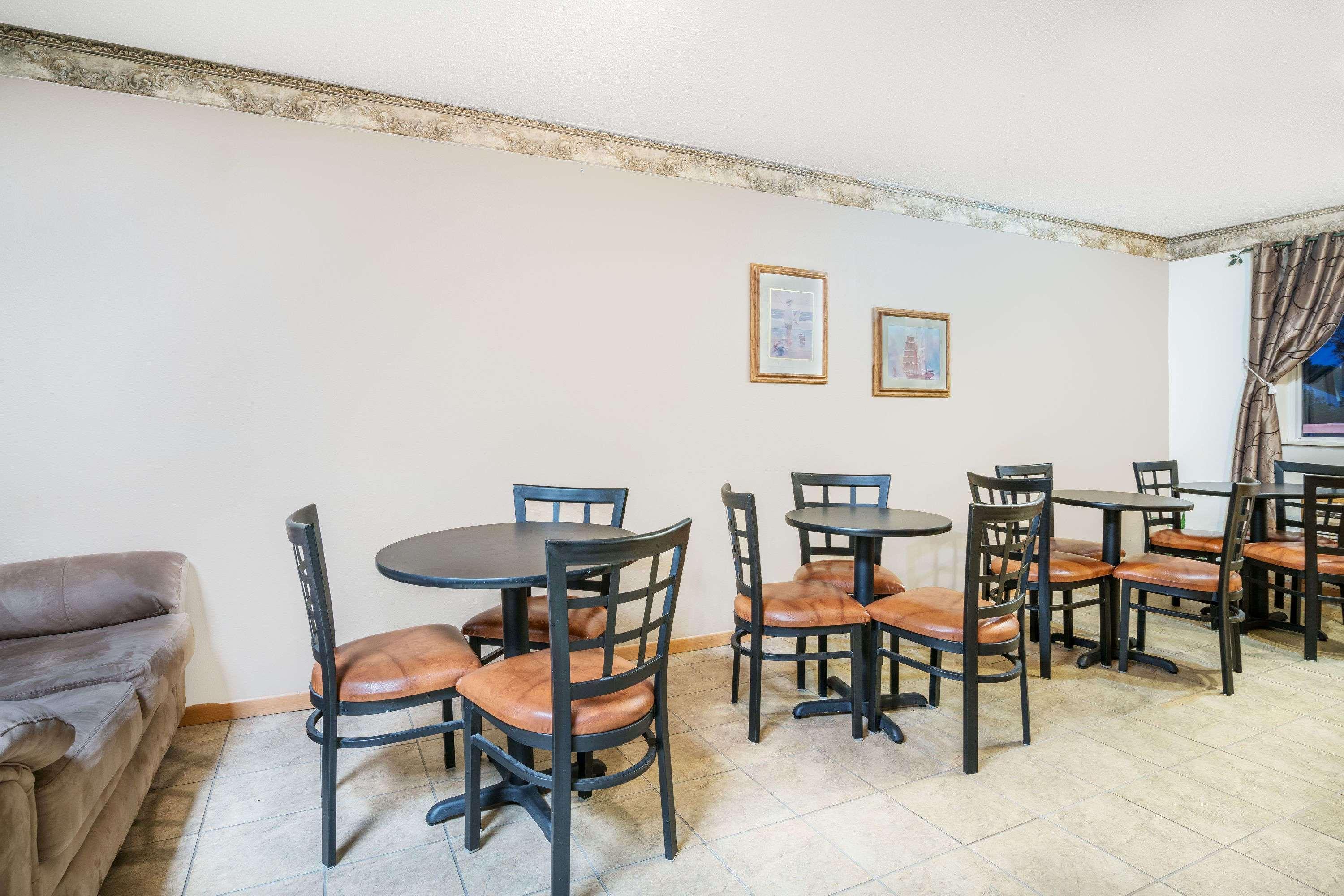 Super 8 By Wyndham Phillips Hotel Bagian luar foto