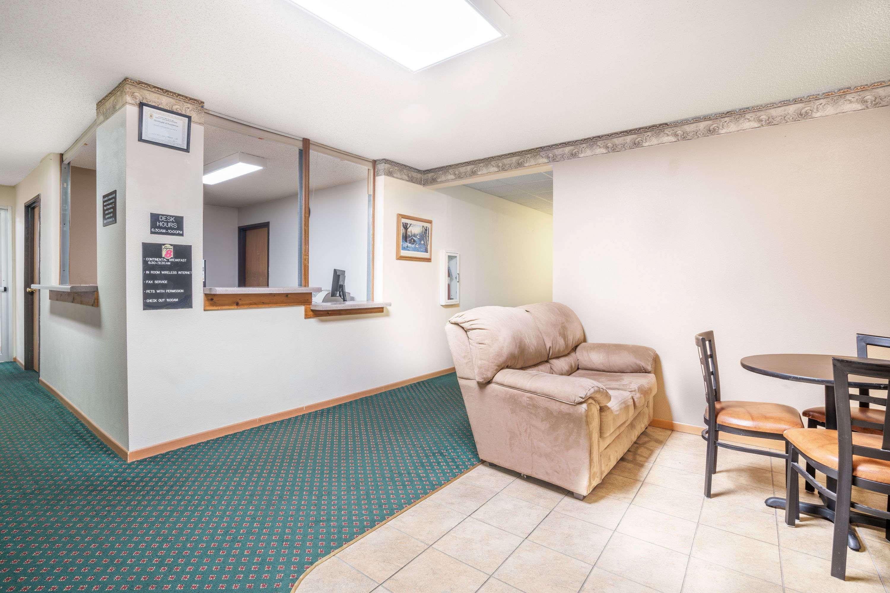 Super 8 By Wyndham Phillips Hotel Bagian luar foto