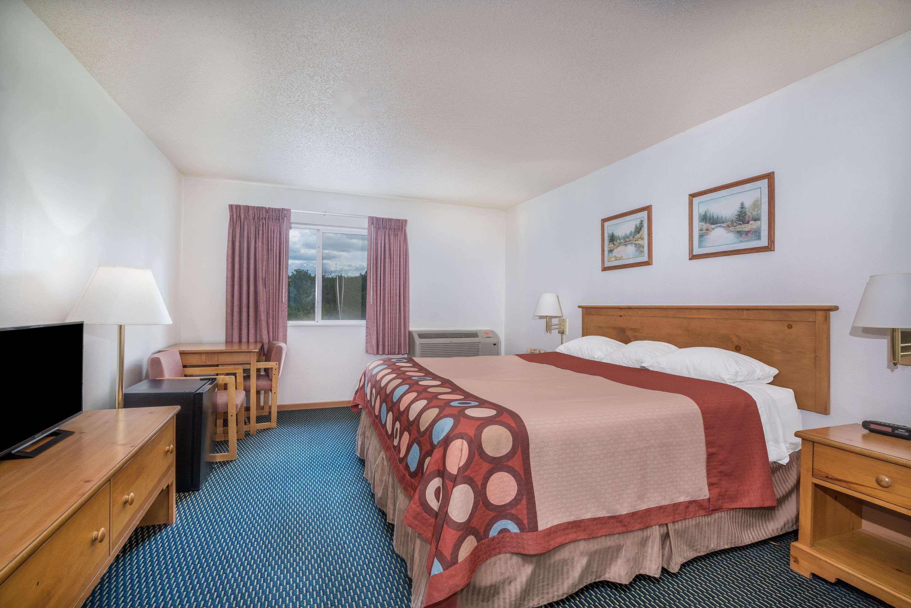 Super 8 By Wyndham Phillips Hotel Bagian luar foto