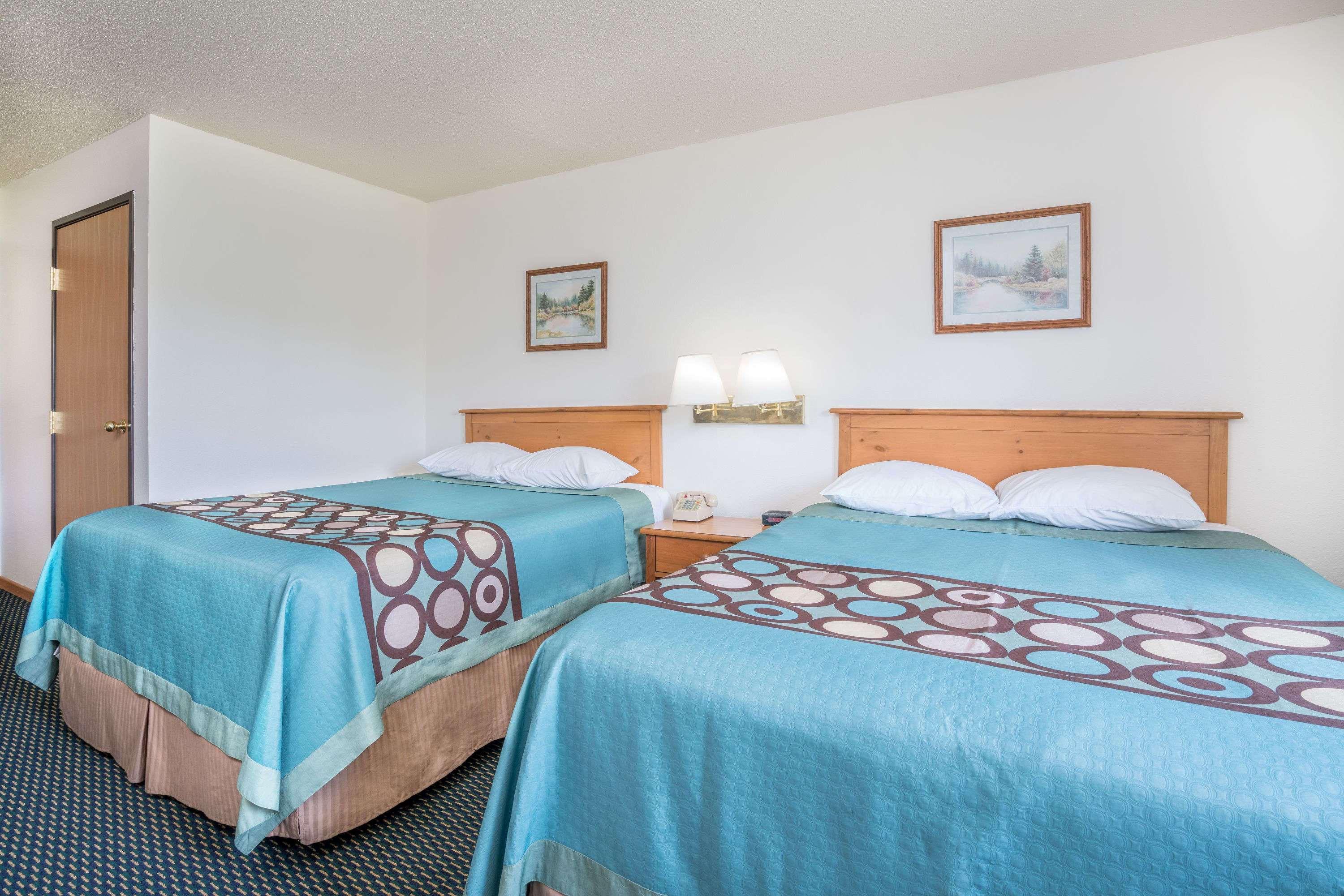 Super 8 By Wyndham Phillips Hotel Bagian luar foto