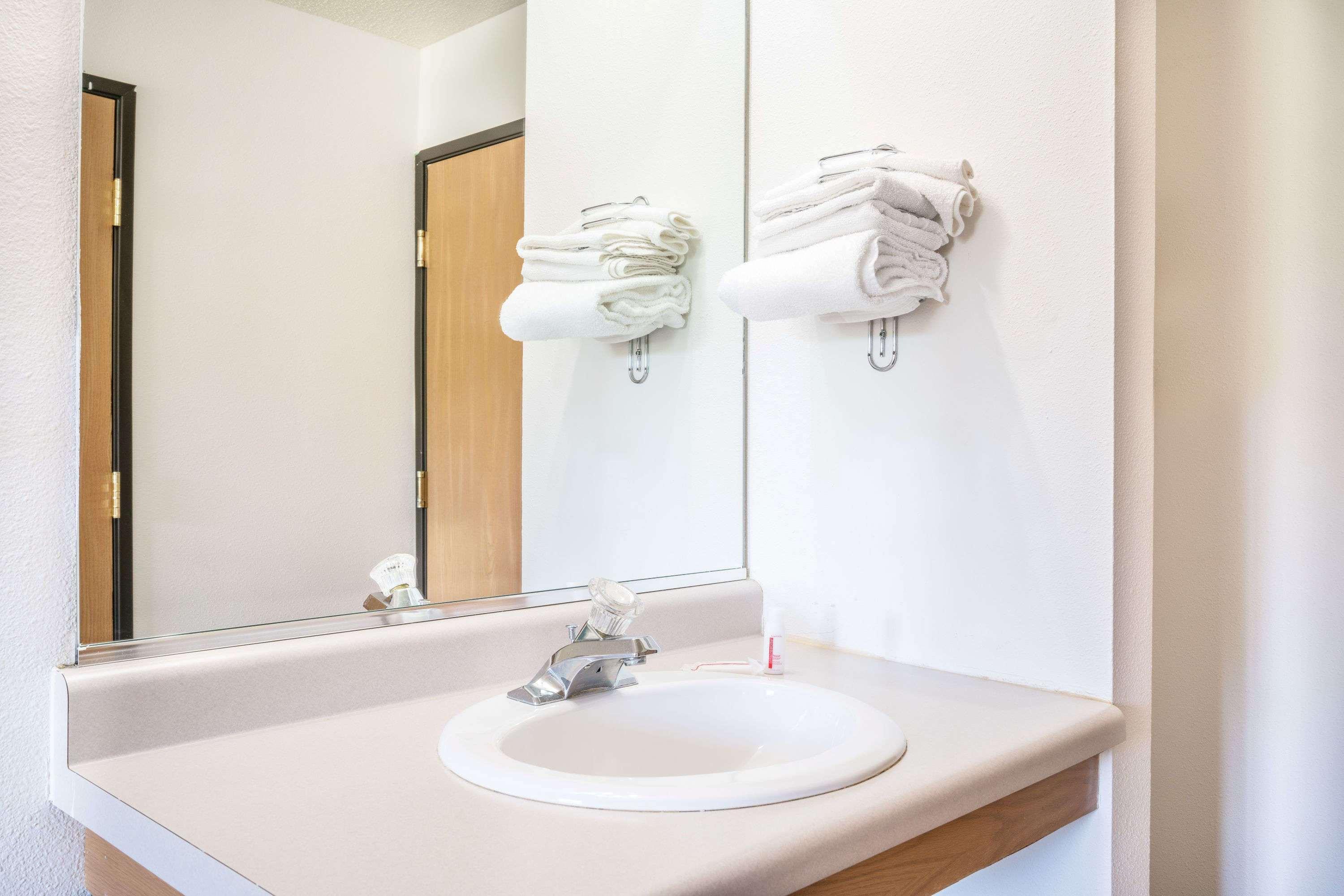 Super 8 By Wyndham Phillips Hotel Bagian luar foto