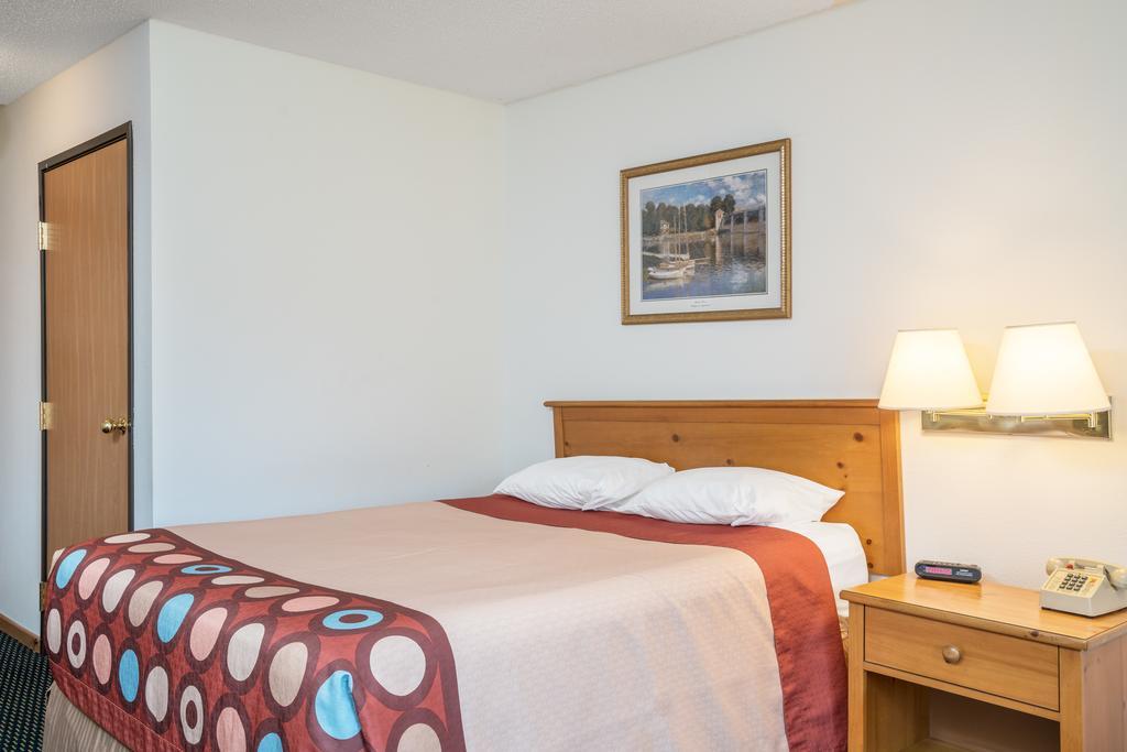 Super 8 By Wyndham Phillips Hotel Bagian luar foto
