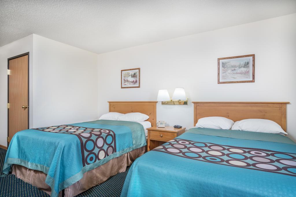 Super 8 By Wyndham Phillips Hotel Bagian luar foto