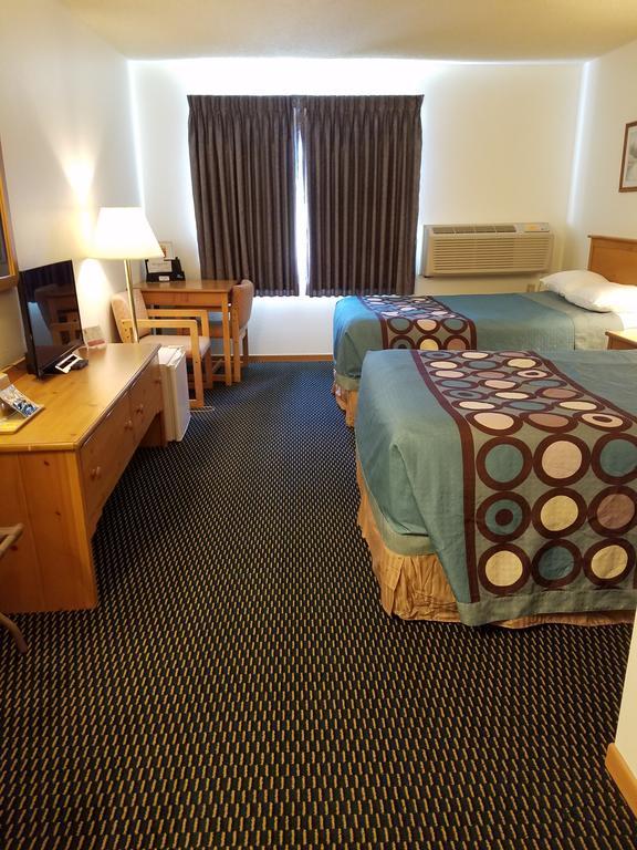 Super 8 By Wyndham Phillips Hotel Bagian luar foto