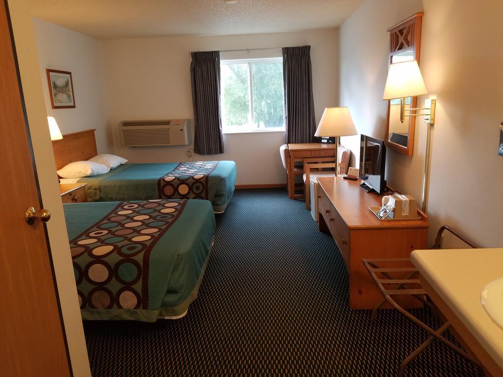 Super 8 By Wyndham Phillips Hotel Bagian luar foto