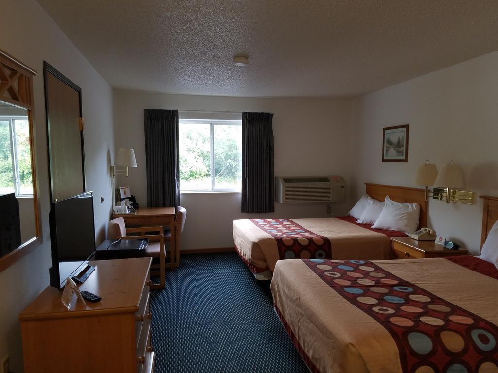 Super 8 By Wyndham Phillips Hotel Bagian luar foto
