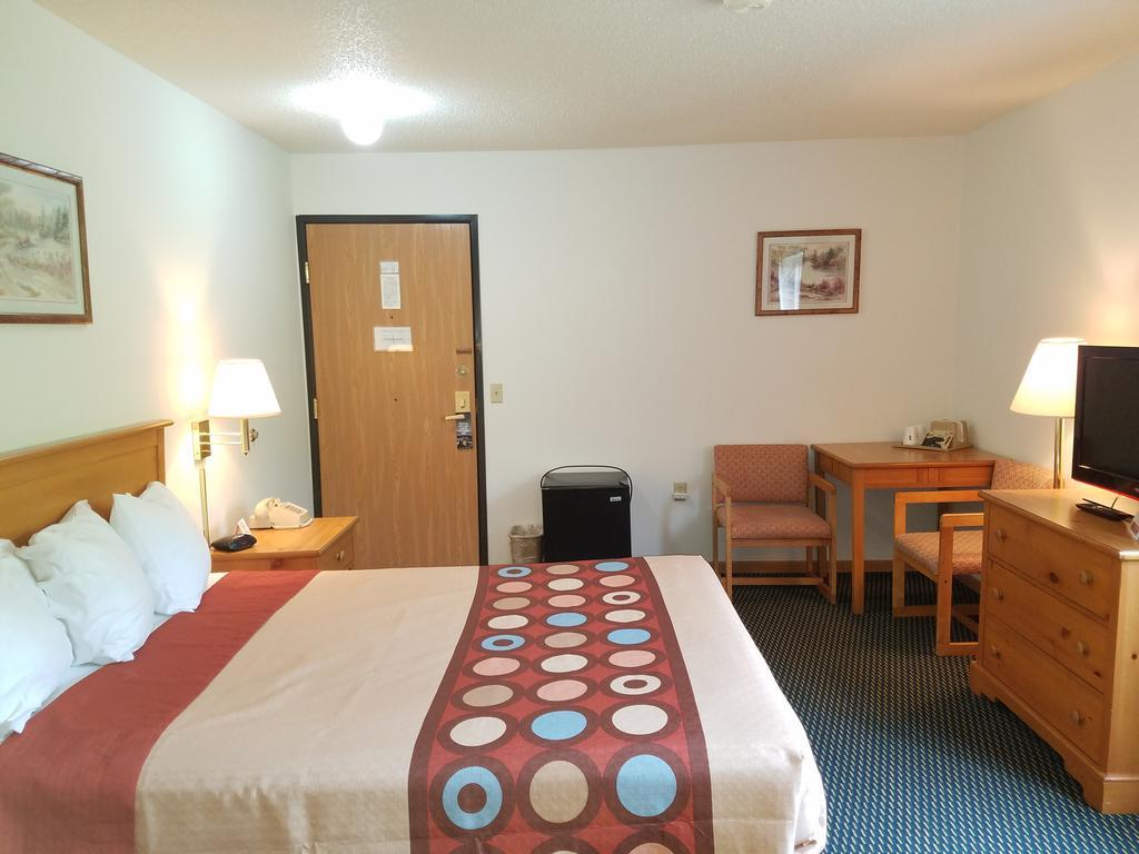 Super 8 By Wyndham Phillips Hotel Bagian luar foto